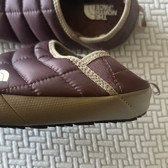 The North Face Women’s Slip-On Insulated Shoe/indoor outdoor slipper - Picture 2 of 5